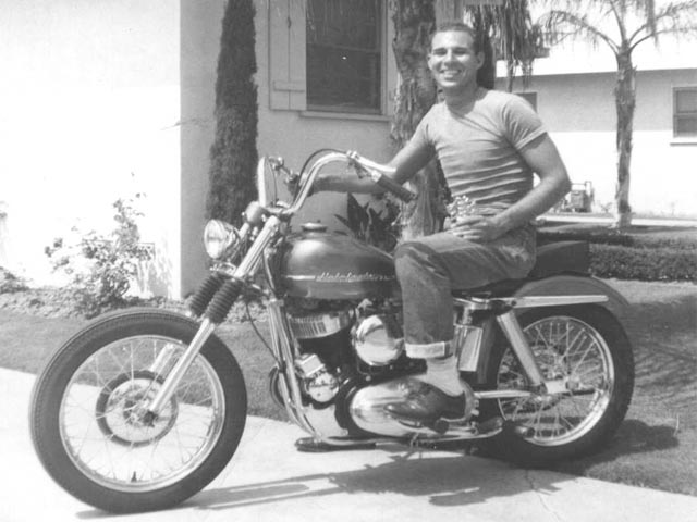 motorcyclists-1953-24a.jpg - 63616 Bytes